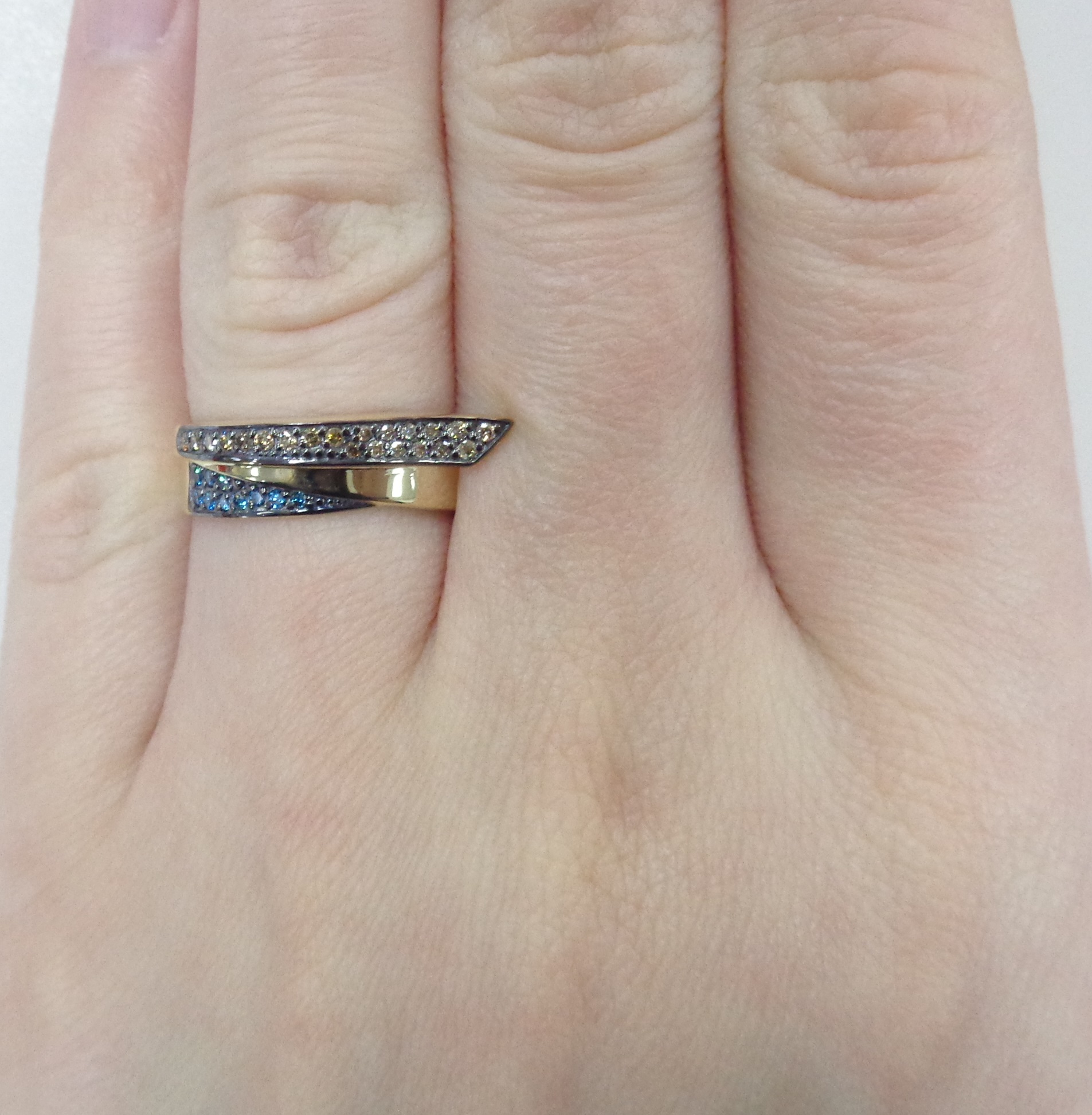 Кольцо из желтого золота с цветными бриллиантами